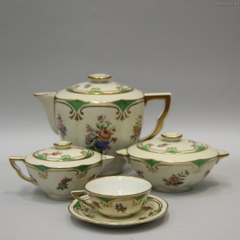 JUEGO DE TÉ O CAFÉ. CHARLES AHRENFELDT, LIMOGES. - Porcelana decorada a mano formada por tetera, azucarero, lechera y 12 tazas con sus platos.
Marca en la base.